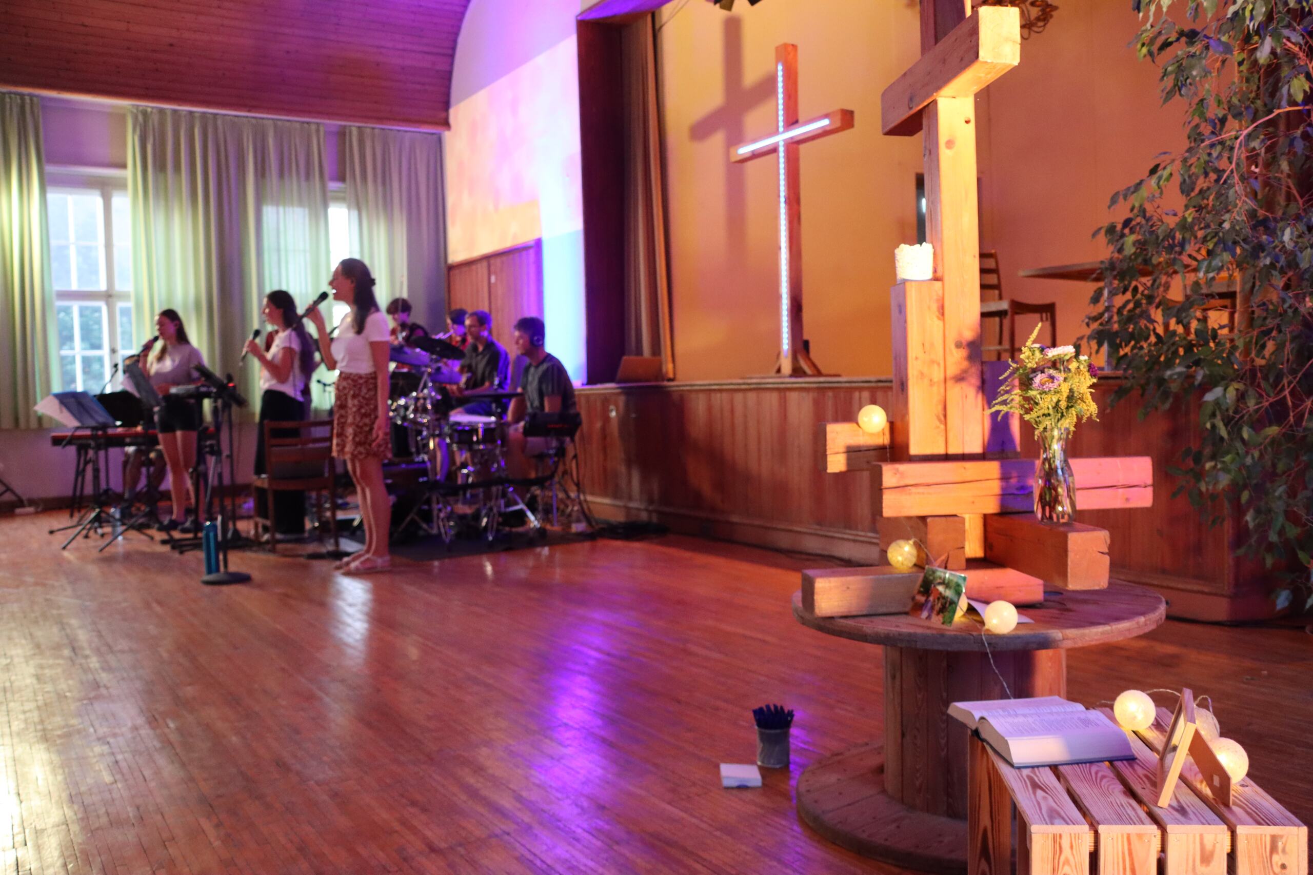 Band mit Kreuz im Vordergrund