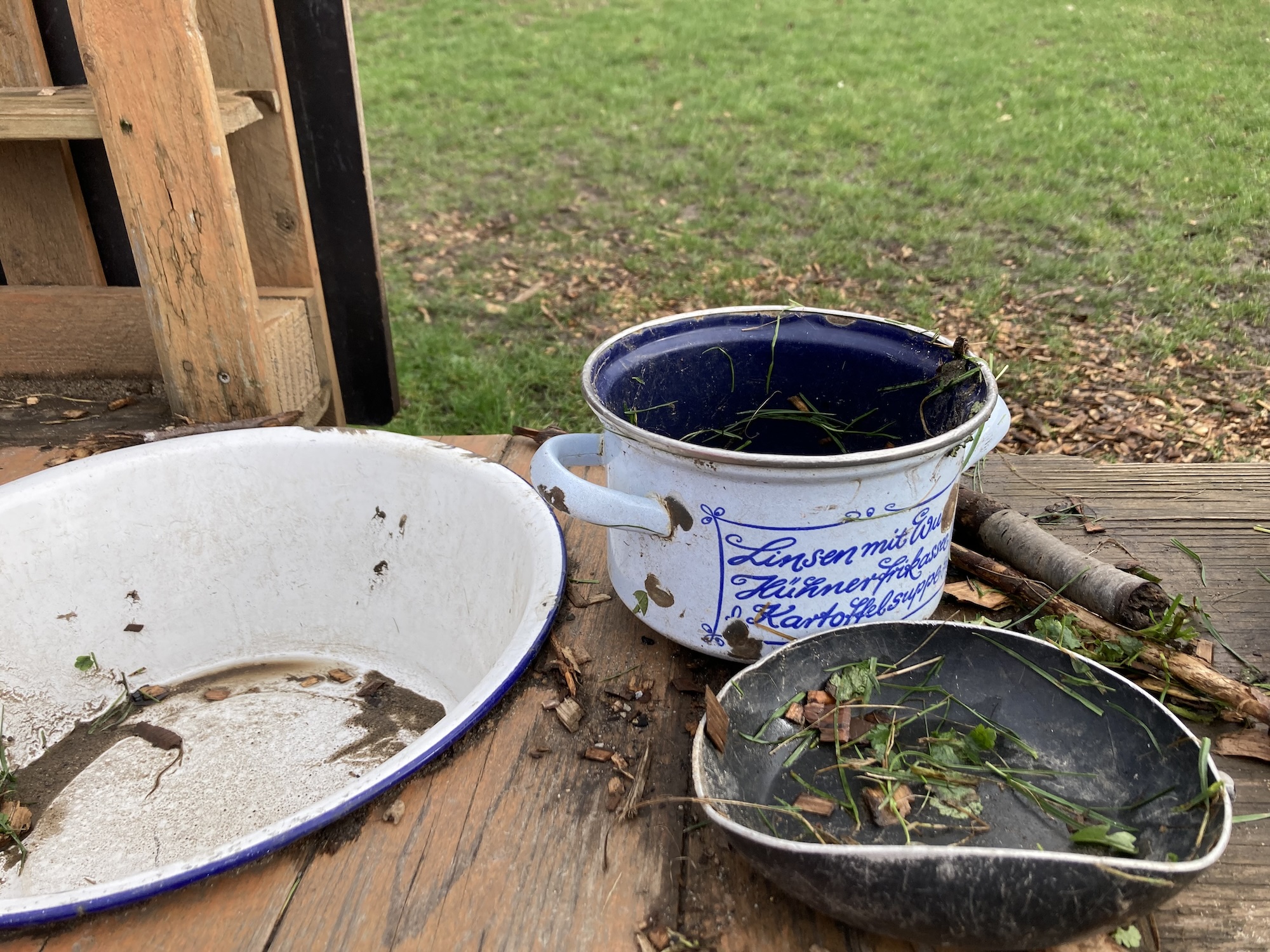 Kochgeschirr zum Spielen im Garten