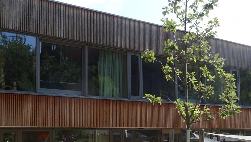 Holzgebäude mit Fenstern