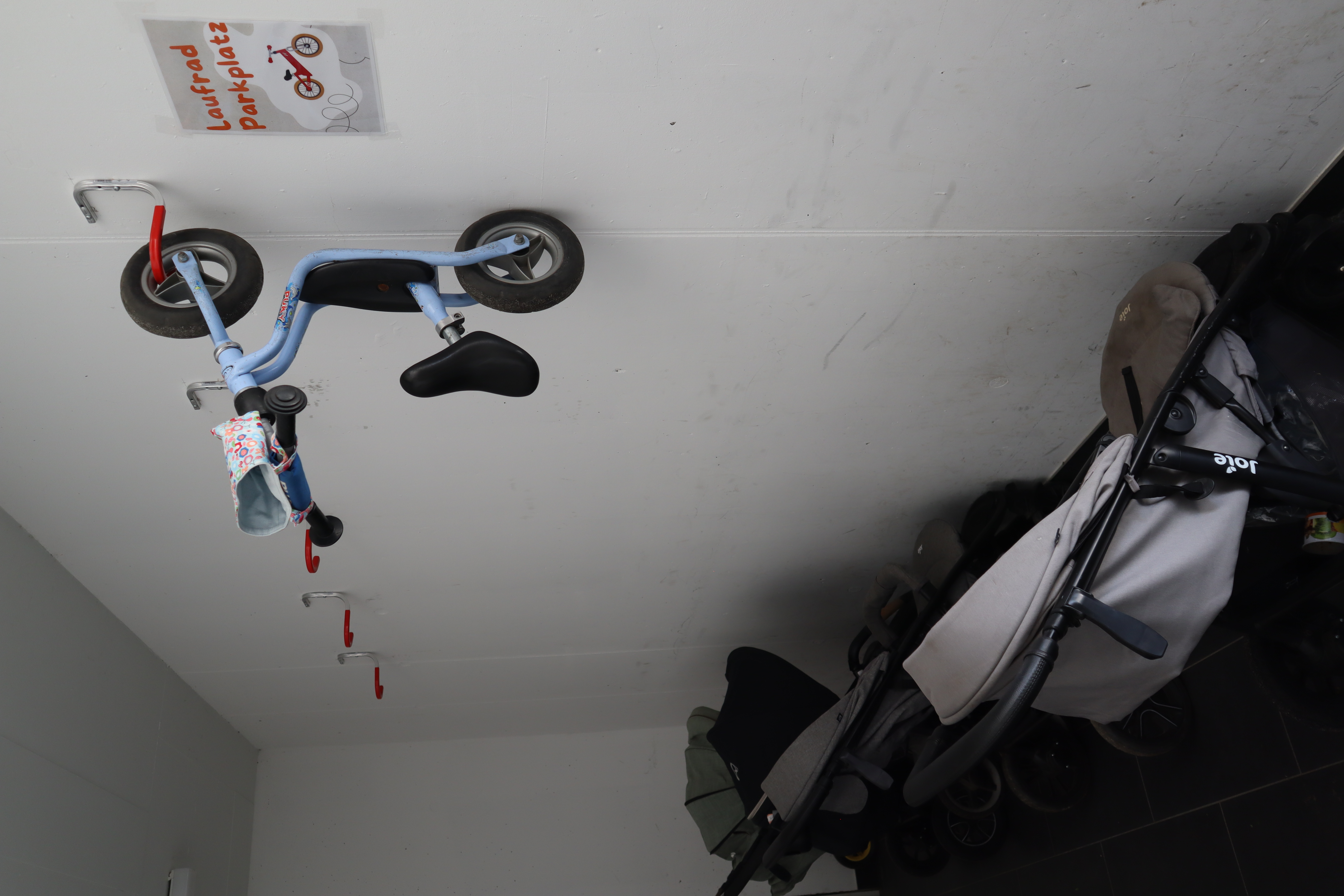 Kinderfahrrad hängt an der Wand