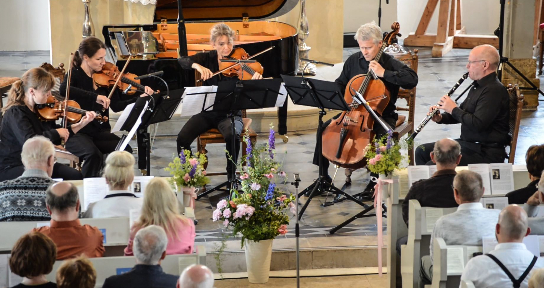 Musiker:innen spielen im Altarraum