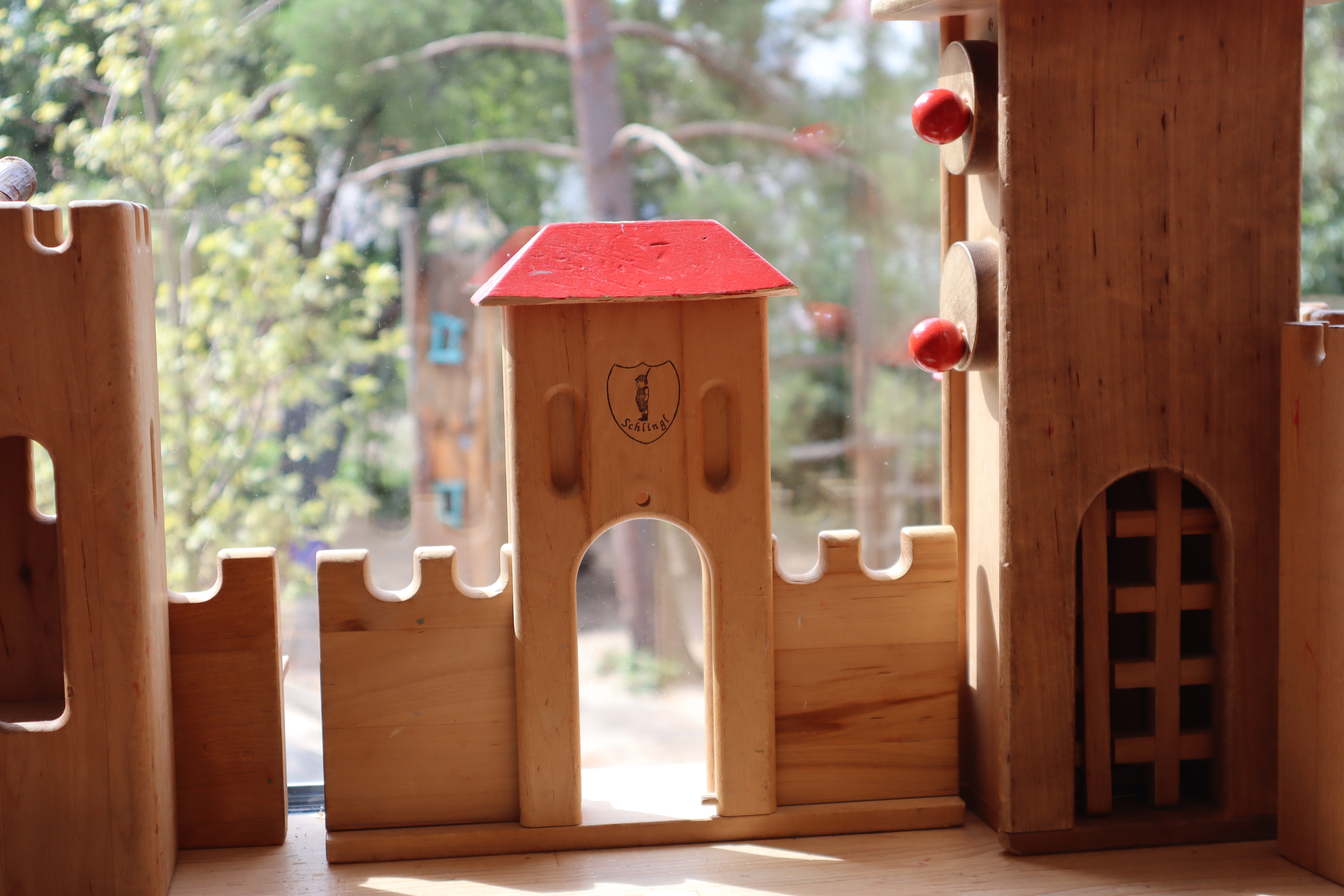 Kinderfüße in Gummistiefeln im Schlamm