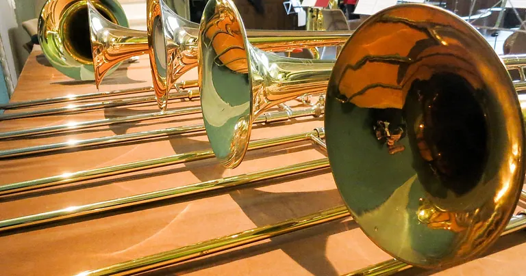 liegende goldglänzende Posaunen