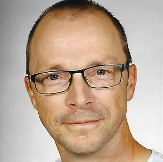 Graue Beispielperson vor Kirchspiellogo