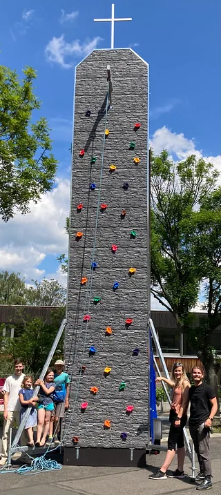 Kletterturm mit Menschen