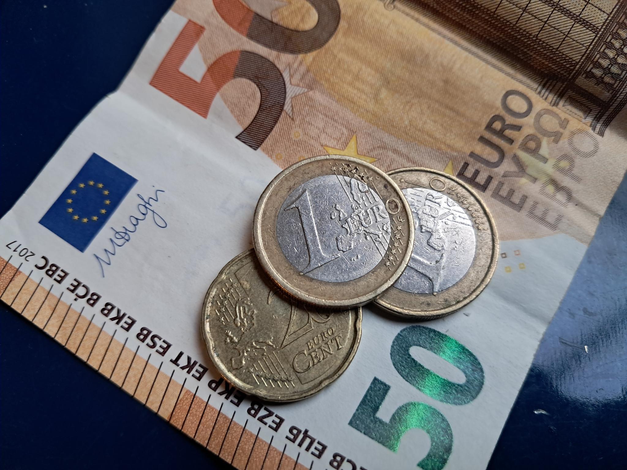 Geldschein und Geldstücke